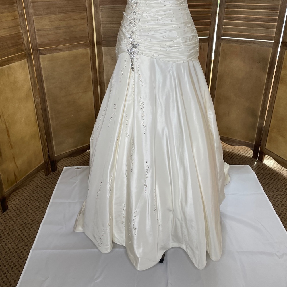 Ivory Wedding Dress. - Picture 2 of 16